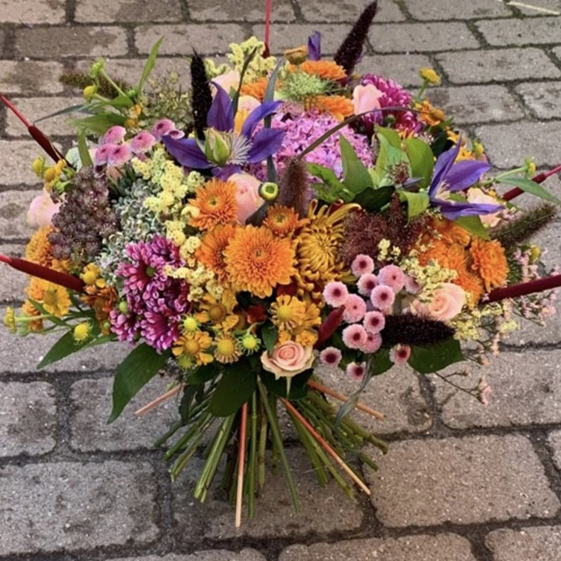 En smuk buket i varme farver