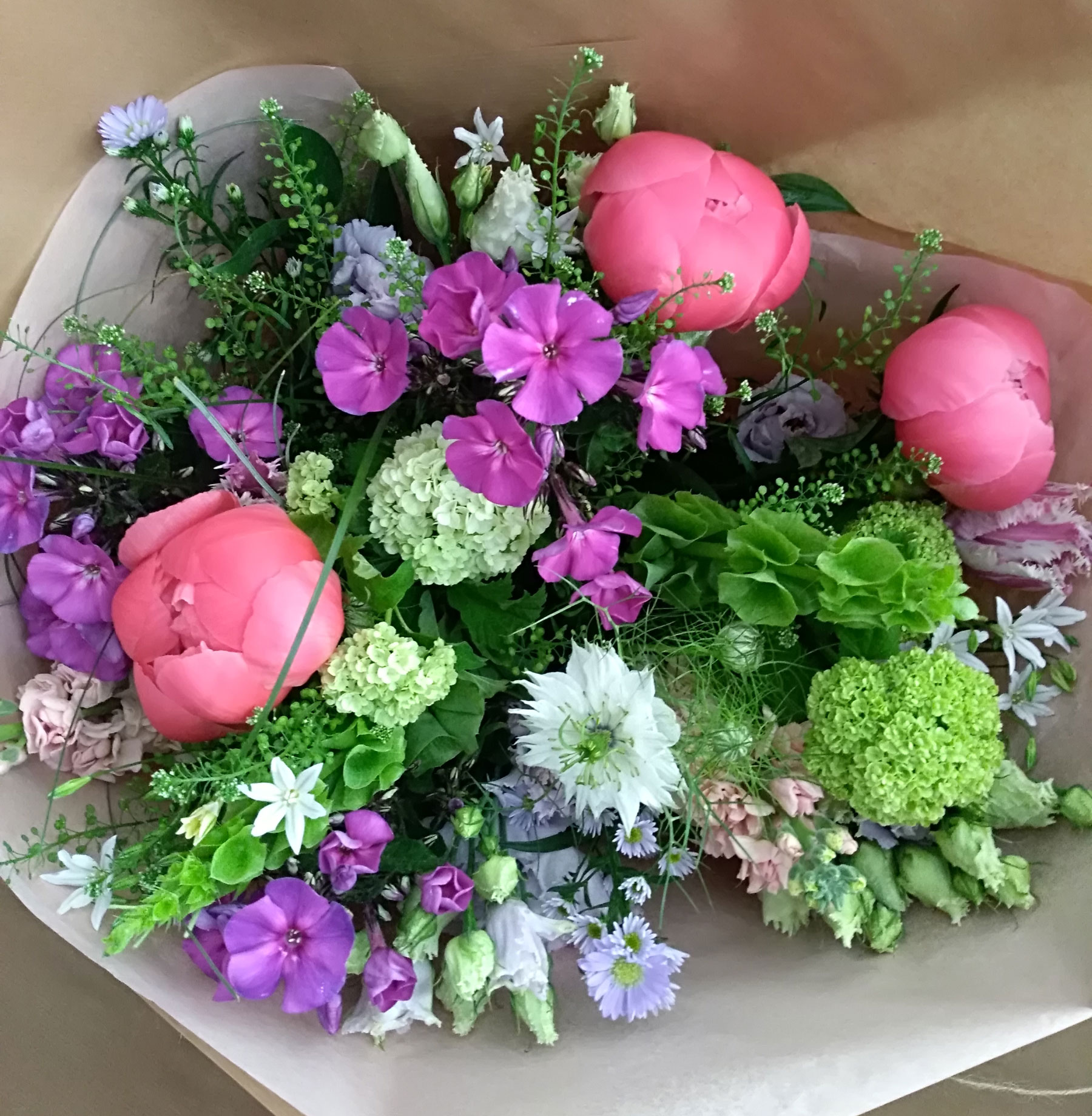 Billede af blomsterbuket med rosa pæoner, phlox og grønt