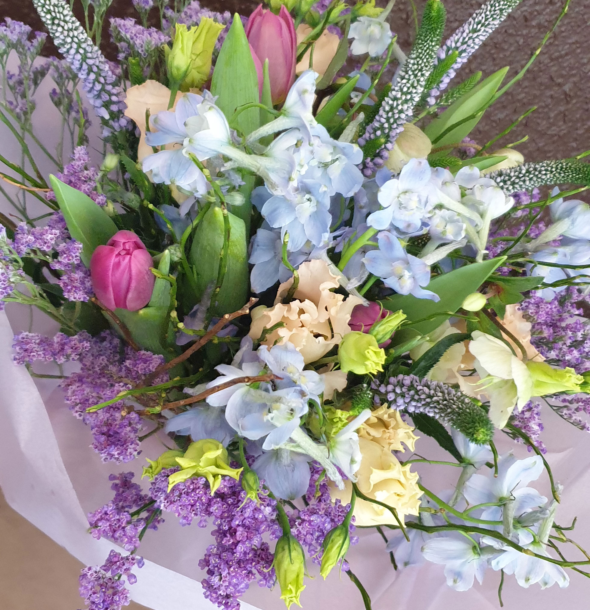 Flot buket i et hav af farver