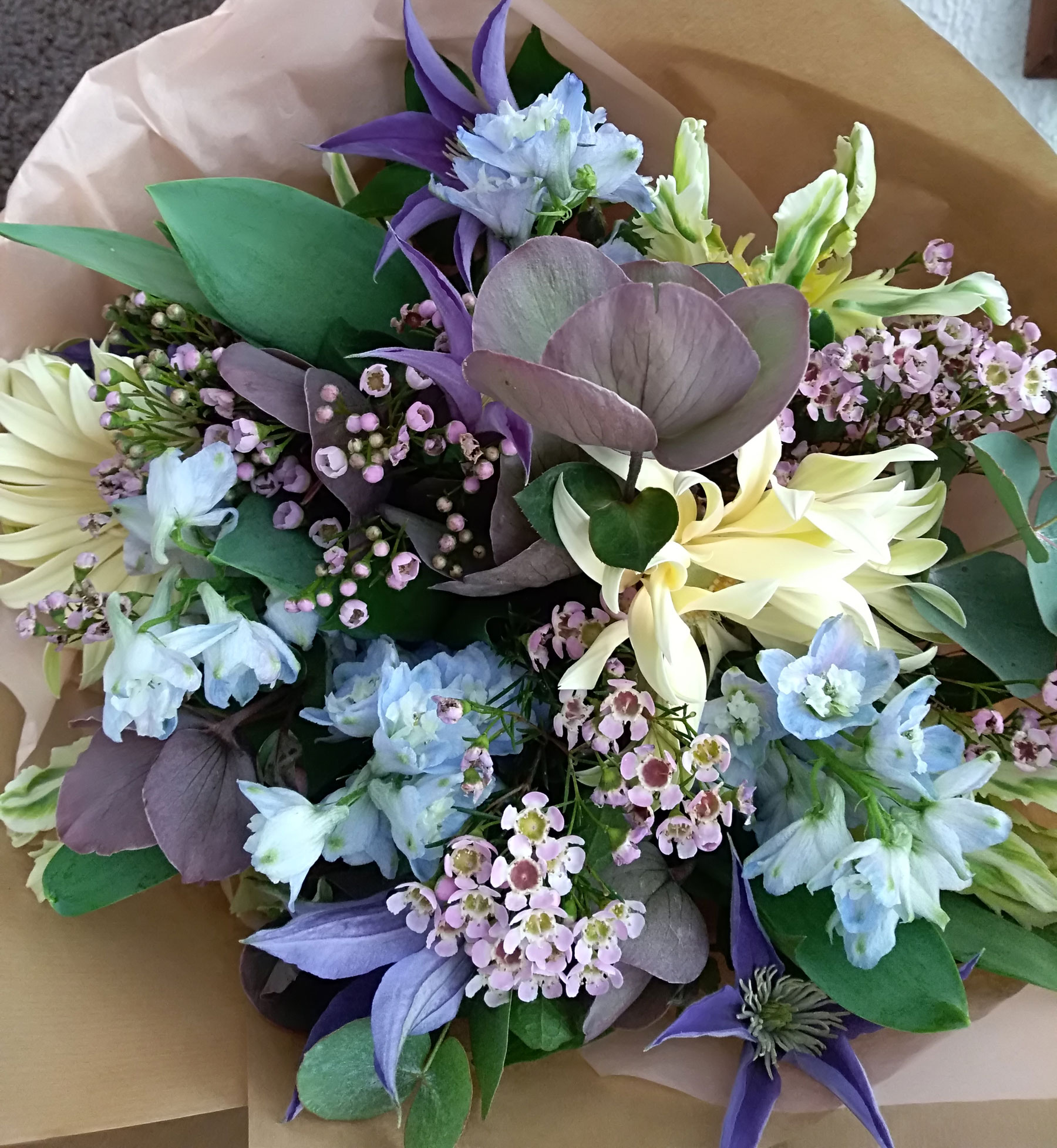 Smuk buket i rosa, lilla og blå nuancer